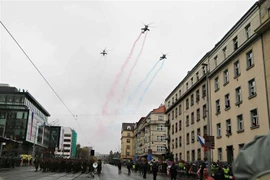 Máy bay trực thăng phun khói màu cờ Cộng hòa Séc. (Ảnh: Hồng Kỳ/TTXVN)