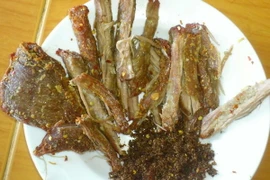 Bò một nắng nướng chấm với muối kiến vàng làm tăng thêm độ hấp dẫn của món ăn. (Ảnh: Hồng Điệp/TTXVN)