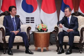 Thủ tướng Nhật Bản Shinzo Abe (trái) trong cuộc gặp Tổng thống Hàn Quốc Moon Jae-in bên lề Khóa họp 73 Đại hội đồng Liên hợp quốc ở Mỹ. (Nguồn: Yonhap/TTXVN)