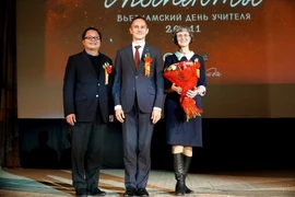 Đại diện Đại sứ quán Việt Nam tặng hoa tri ân các thầy cô giáo Nga. (Nguồn: Vietnam+)