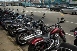 Tổng thống Mỹ Donald Trump (giữa) và Giám đốc điều hành Harley Davidson Matthew Levatich (trái) trong cuộc gặp tại Nhà Trắng, Washington DC. ngày 2/2/2017. (Ảnh: THX/TTXVN)