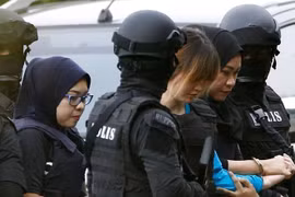 Đoàn Thị Hương được đưa đến tòa. (Nguồn: Malaysia Online)