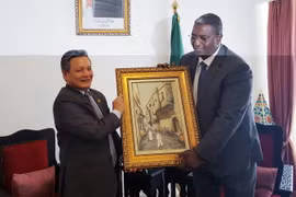 Bộ trưởng Du lịch và Nghề thủ công Algeria Abdelkader Benmessaoud trao bức tranh lưu niệm tặng Đại sứ Việt Nam tại Algeria Phạm Quốc Trụ . (Ảnh: Tấn Đạt/TTXVN)