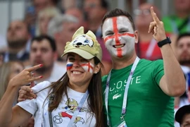 Niềm vui của các cổ động viên đội tuyển Anh. (Ảnh: THX/TTXVN)