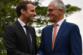 Tổng thống Emmanuel Macron (trái) và Thủ tướng Australia Malcolm Turnbull (phải) tại cuộc họp báo chung sau cuộc gặp ở Sydney. (Nguồn: AFP/TTXVN)
