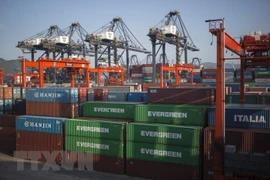 Hàng hóa được xếp tại cảng ở Hong Kong, Trung Quốc. (Ảnh: EPA-EFE/TTXVN)