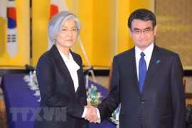 Ngoại trưởng Hàn Quốc Kang Kyung-wha và người đồng cấp Nhật Bản Taro Kono. (Ảnh: AFP/TTXVN)