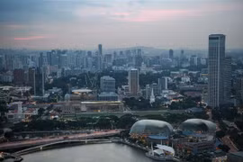 Các tòa nhà thương mại ở Singapore. (Ảnh: AFP/ TTXVN)