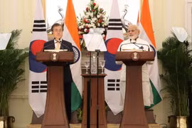 Tổng thống Hàn Quốc Moon Jae-in (trái) và Thủ tướng Ấn Độ Narendra Modi (phải) tại cuộc họp báo ở New Delhi ngày 10/7. (Nguồn: Yonhap/TTXVN