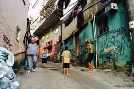 Tình yêu bóng đá và giấc mơ đổi đời của những đứa trẻ Brazil