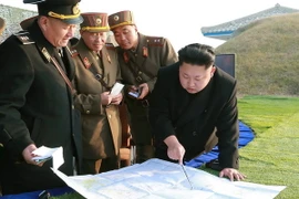 Ông Kim Jong-un thăm đơn vị quân đội và chỉ đạo tập trận