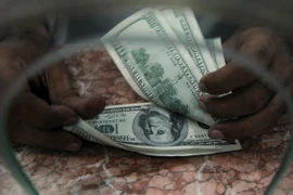 Đồng USD duy trì đà tăng khi chờ biên bản cuộc họp của Fed