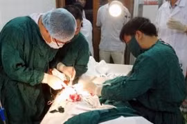 Các bác sỹ Bệnh viện đa khoa huyện đảo Bạch Long Vĩ trong một ca phẫu thuật. Ảnh minh họa. (Nguồn: cdythaiphong.edu.vn)