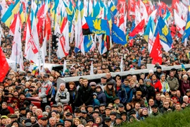 Người biểu tình tập trung bên ngoài trụ sở quốc hội tại thủ đô Kiev. (Ảnh: voiceofrussia.com)