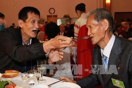 Ông Son Jong-Boo (trái) hạnh phúc khi gặp lại anh trai Son Jong-Taek (phải) trong cuộc đoàn tụ gia đình tại Khu nghỉ mát núi Kumgang. (Ảnh: AFP/TTXVN)