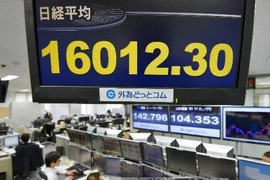 Giao dịch tại sàn chứng khoán Tokyo. Ảnh minh họa. (Nguồn: Kyodo/TTXVN)