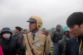 Thiếu úy Sơn tại hiện trường (Ảnh: PV/Vietnam+)