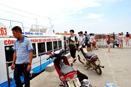 Đưa khoảng 70 du khách "mắc kẹt" tại đảo Cô Tô về đất liền