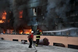 Mexico: Sinh viên mang gạch đá biểu tình ngoài trụ sở nghị viện bang