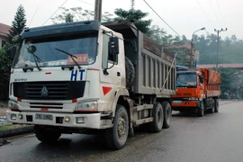 Công an Thanh Hóa xử phạt đoàn xe chở quặng quá tải trọng