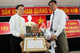 Phú Yên: Trao huy hiệu 85 năm tuổi Đảng đầu tiên trên cả nước