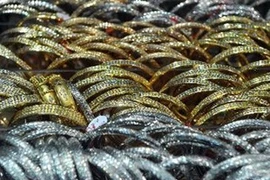 Đồ trang sức vàng được bày bán ở Jakarta, Indonesia. (Ảnh: AFP/TTXVN)