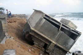 Phú Yên: Triều cường lại xuất hiện, 30m kè chắn sóng bị sập