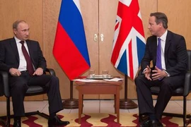 Tổng thống Nga Vladimir Putin đã gặp Thủ tướng Anh David Cameron trong cuộc gặp tại Paris. (Nguồn: AP)