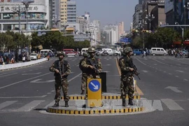 Cảnh sát Trung Quốc gác gần nhà ga ở Côn Minh ngày 2/3, một ngày sau vụ tấn công khủng bố. (Ảnh: AFP/TTXVN)