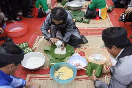 Thi gói bánh chưng tri ân công đức của các Vua Hùng
