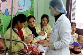 Số bệnh nhi nhập viện điều trị nội trú tại khoa Hô hấp, Bệnh viện Nhi Trung ương. Ảnh minh họa. (Nguồn: Dương Ngọc/ TTXVN)