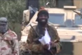 Thủ lĩnh Phong trào Hồi giáo Boko Haram Abubakar Shekau đọc một thông báo ngày 5/5. (Ảnh: AFP/TTXVN)