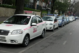 Cấm xe tải và taxi hoạt động giờ cao điểm trên đường Láng