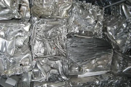 Nhập lậu sắt thép phế liệu, hai người bị phạt hơn 100 triệu đồng