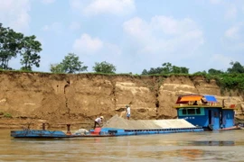 Tuyên Quang xử lý nhiều vụ khai thác cát sỏi trái phép trên sông Lô