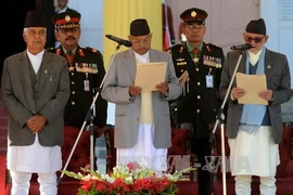 Tổng thống Nepal Ram Baran Yadav (giữa), Thủ tướng mới được bầu Sushil Koirala (phải) tại lễ tuyên thệ nhậm chức. (Ảnh: AFP/TTXVN)