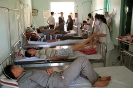 Ăn tối tại công ty, hơn 100 công nhân may nhập viện do ngộ độc