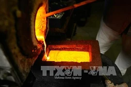 Sản xuất vàng thỏi tại Los Angeles, California (Mỹ). (Ảnh: AFP/TTXVN)