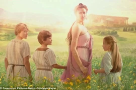 Bạn gái của Ronaldo khoe dáng quyến rũ trong trailer “Hercules”