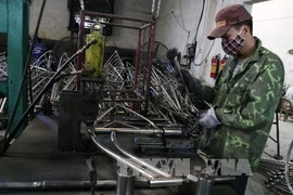 Sản xuất khung xe đạp tại doanh nghiệp Tuấn Phương (xã Quỳnh Minh, huyện Quỳnh Phụ, Thái Bình). (Ảnh: Trần Việt/TTXVN)