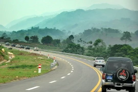 Hàng loạt điểm bán hàng xé rào, phá hoại cao tốc Nội Bài-Lào Cai