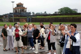 Đề xuất kéo dài thời gian miễn thị thực cho du khách Nga