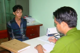 Đối tượng Vương Quốc Thành tại cơ quan điều tra. (Ảnh: Dương Chí Tưởng/Vietnam+)