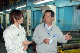 Tình nguyên viên cao cấp của JICA tư vấn hỗ trợ tại một doanh nghiệp ở Hà Nội. (Ảnh: Danh Lam/TTXVN)