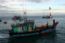 Tàu cá Nghệ An với 10 ngư dân va vào đá ngầm, chìm xuống biển