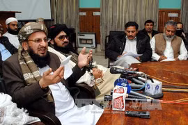Thành viên đàm phán của Taliban (trái) trong cuộc họp báo tại Peshawar, miền tây bắc Pakistan ngày 19/2. (Ảnh: THX/TTXVN)