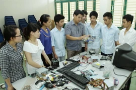 Một giờ thực hành của sinh viên khoa Công nghệ thông tin và truyền thông (Đại học Hồng Đức, Thanh Hóa). (Ảnh: Minh Quyết/TTXVN)