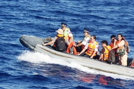 Các nhà báo vượt sóng Hoàng Sa. (Ảnh: Sơn Bách/Vietnam+) 