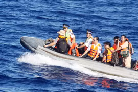 Các nhà báo vượt sóng Hoàng Sa. (Ảnh: Sơn Bách/Vietnam+) 