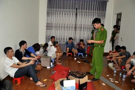 Công an Hải Dương bắt quả tang vụ đánh bạc và chế tạo súng